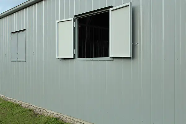 horse stable 12 600x400px