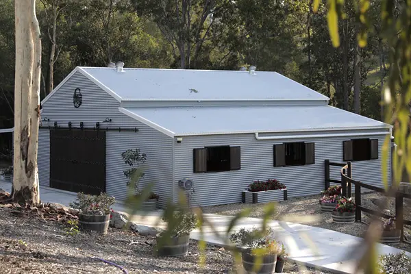 horse stable 3 600x400px