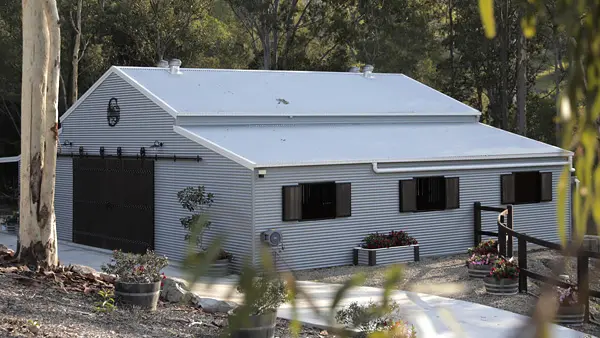 horse stable 3 600x400px