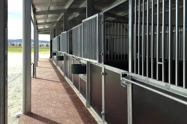 horse stable Inline split swing door front wall with rotating feeders 600x400px