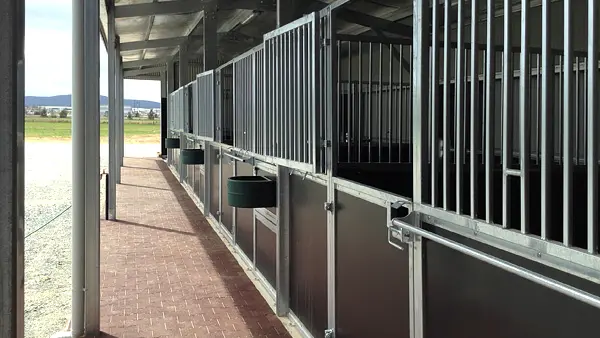 horse stable Inline split swing door front wall with rotating feeders 600x400px